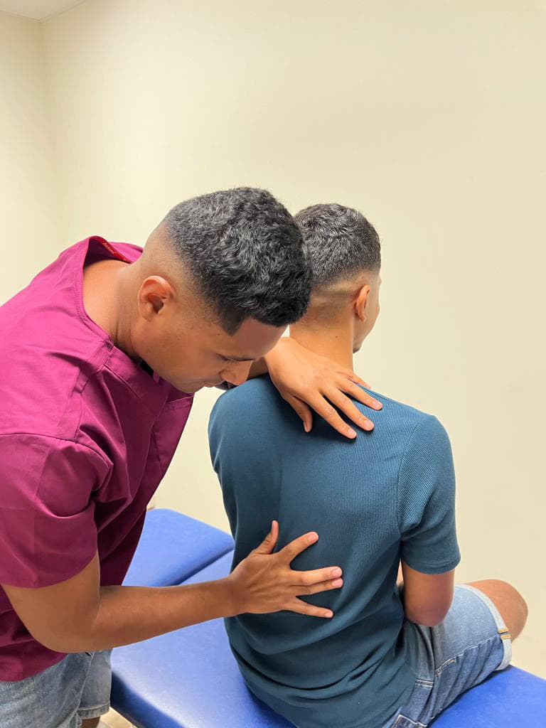 Examen du dos, patient assis